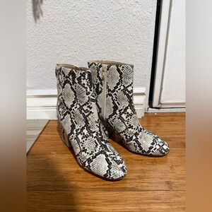 Urban Outfitters Black and White Snakeskin Ankle Boots 6